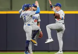 Dodgers supera a Cerveceros 2-1 en el Juego 1 de la Serie de Campeonato