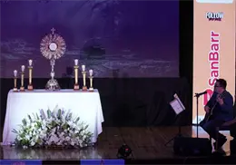 Franco Escamilla le canta a Dios en evento católico: Nunca he negado mi fe