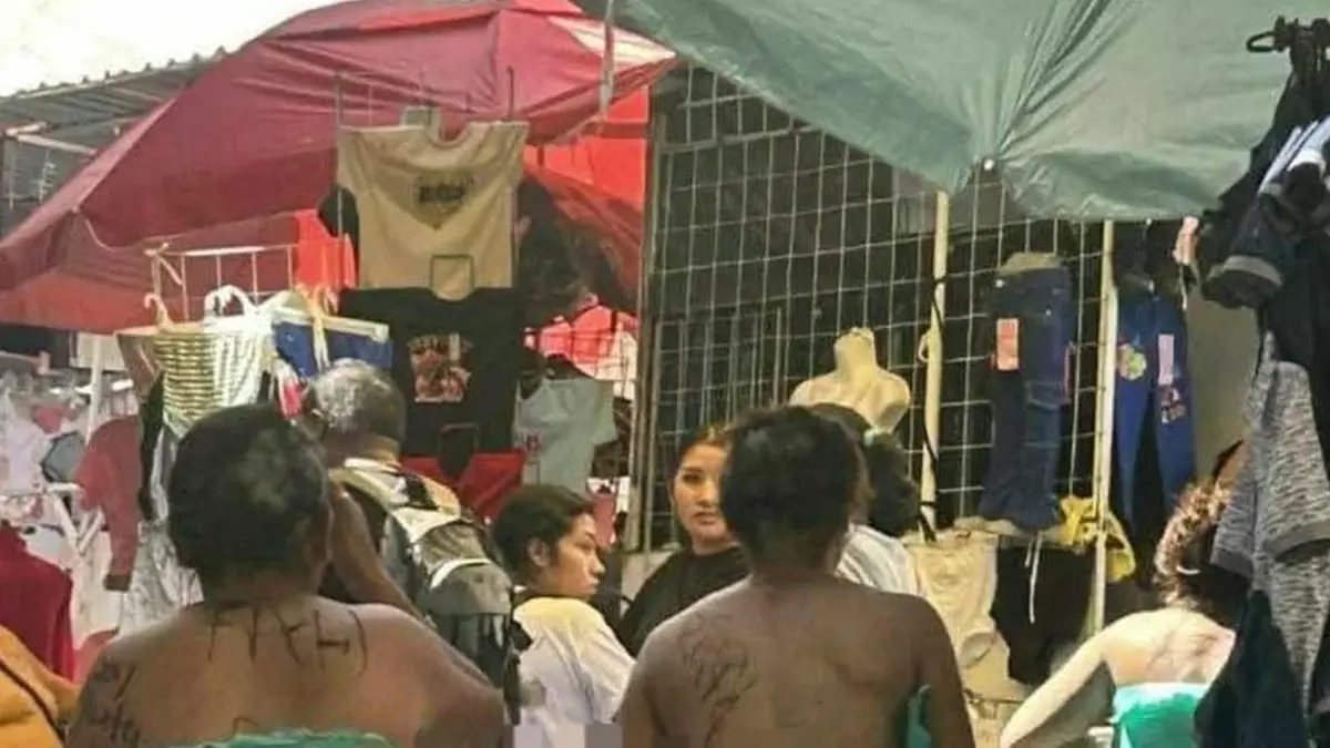 Hartos de sus fechorías, tiangueros desnudan y rapan a mujeres por presuntas “rateras”