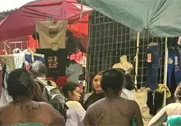 Hartos de sus fechorías, tiangueros desnudan y rapan a mujeres por presuntas "rateras"