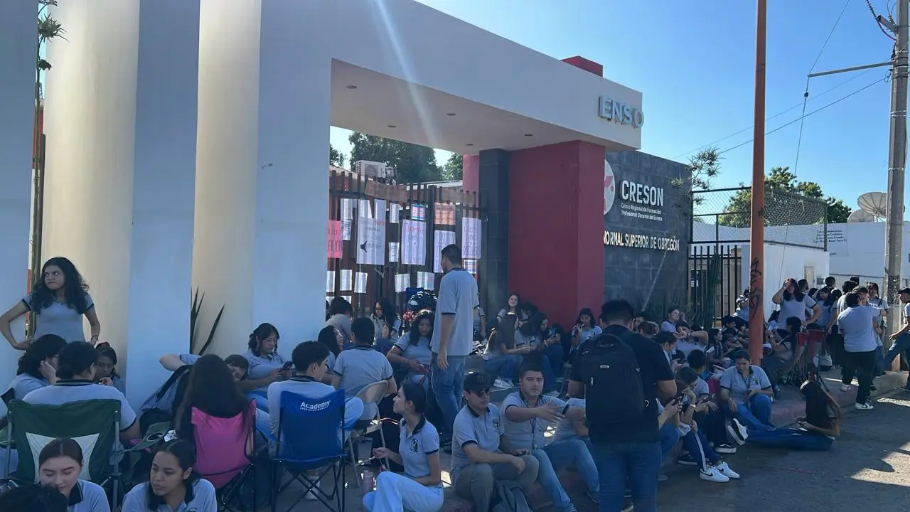 Los estudiantes afirman que hay alumnos que se han dado de baja por malos tratos de la maestra