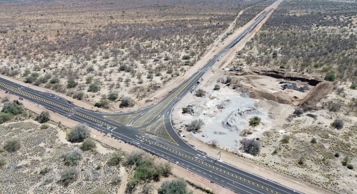 Respecto a la carrera carretera Bavispe-Casas Grandes, Juan Carlos Fuentes, dijo que sí se ha estado avanzando en la obra y resaltó que esta será la primera carretera que será inaugurada por parte de la Secretaría de Infraestructura, Comunicaciones y Transportes y el gobierno del estado