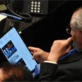 Adán Augusto López es captado leyendo noticias de futbol durante debate sobre inundaciones