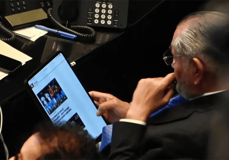 Adán Augusto López es captado leyendo noticias de futbol durante debate sobre inundaciones