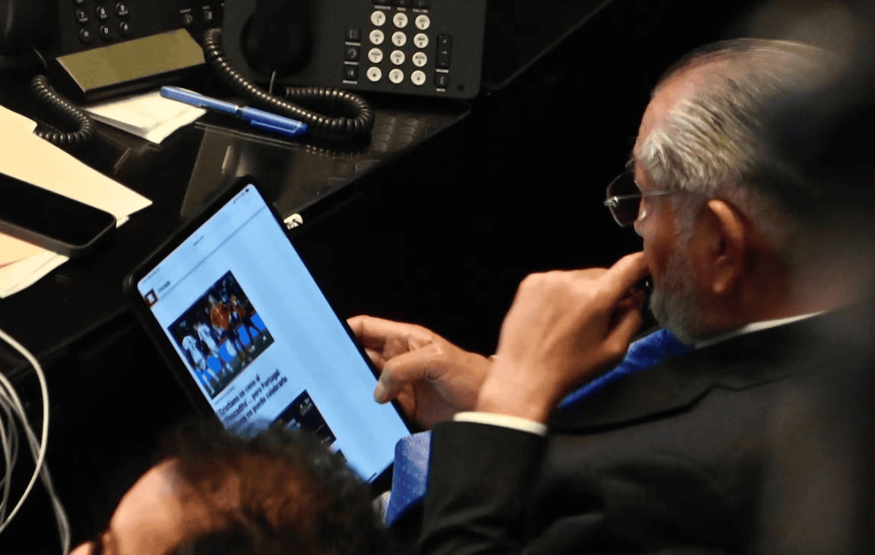 Adán Augusto López es captado leyendo noticias de futbol durante debate sobre inundaciones