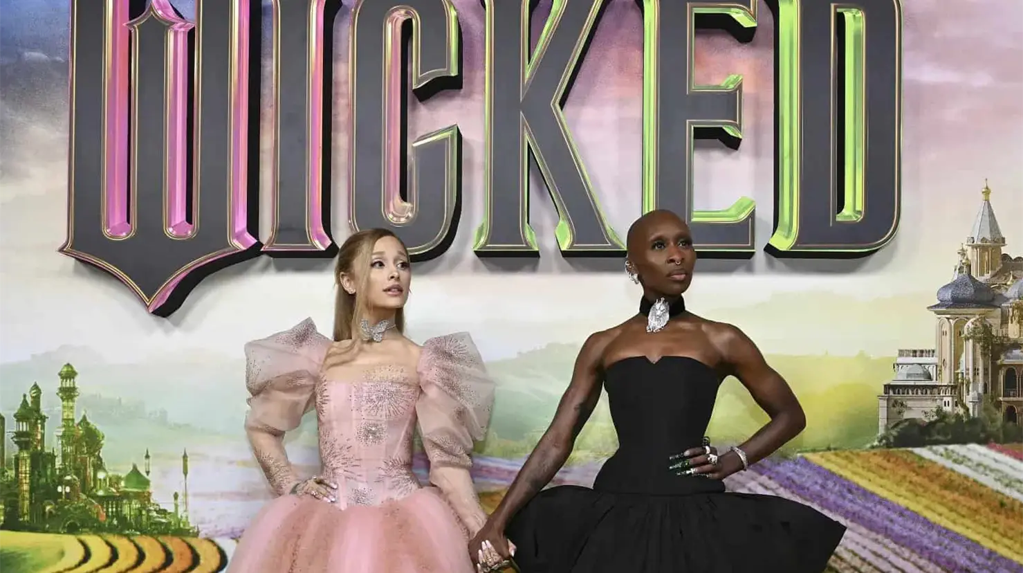 Con esta invitación, Ariana Grande y Cynthia Erivo celebran el próximo estreno de “Wicked: Por siempre”, que llegará a cines el 22 de noviembre a las salas de cine en México, tras un año de espera de la primera parte.