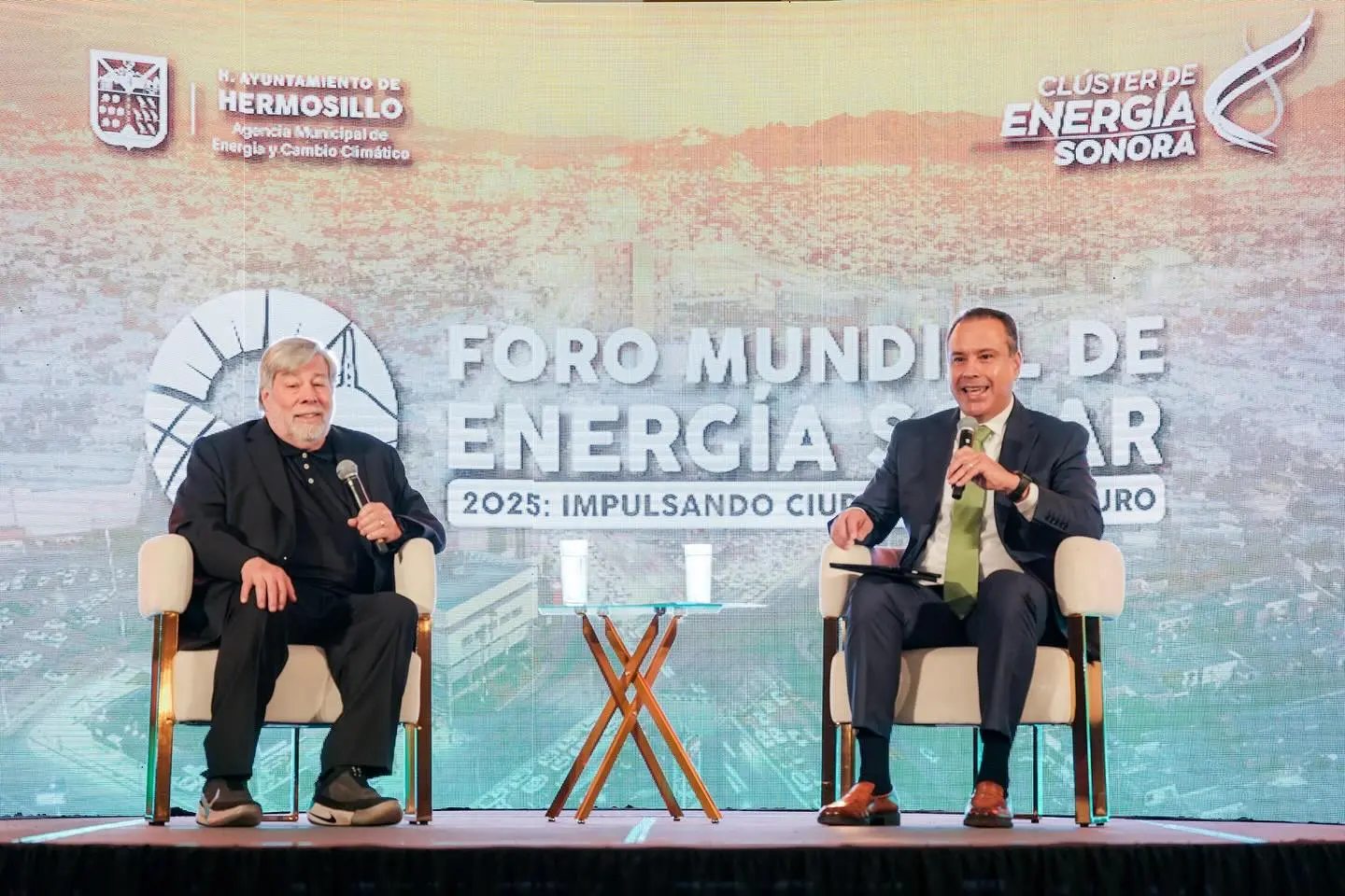 Astiazarán Gutiérrez, dijo que la presencia de un personaje ejemplar como Steve Wozniak es una inspiración para las nuevas generaciones. "Tenemos conocimiento que hay más de mil estudiantes jóvenes, tanto de preparatoria como diferentes universidades, no sólo de Hermosillo, también de Nogales, de Ciudad Obregón, de Ures, que también nos acompañan, de Navajoa, Guaymas"
