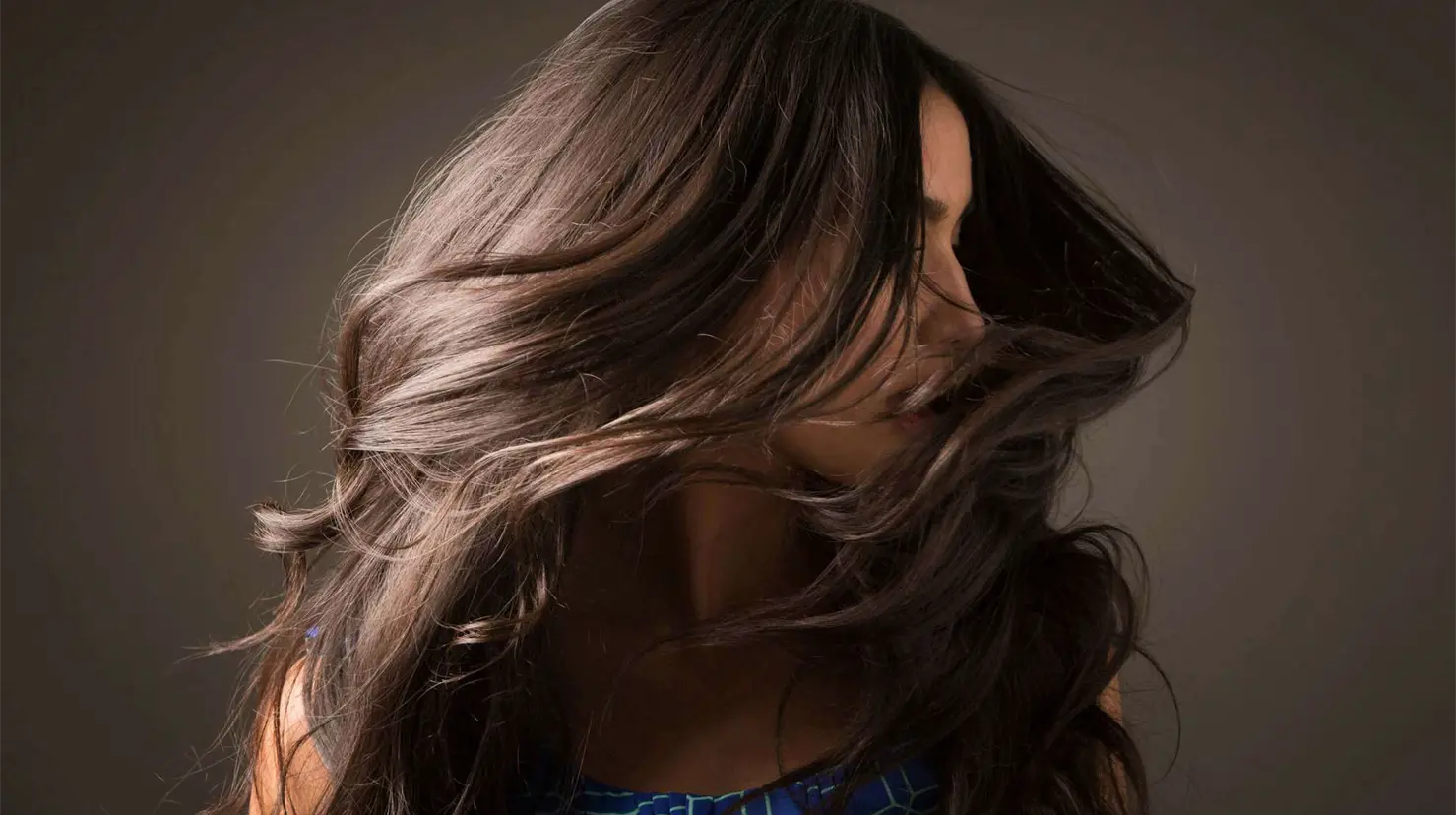 La dermatóloga enfatiza la importancia de buscar la opinión de profesionales para el cuidado del cabello. Recuerda que los tratamientos basados en ciencia siempre serán mejor que los remedios.