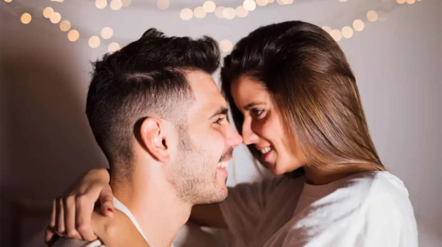¿Besa con los ojos abiertos? Lo que significa en realidad según la Psicología