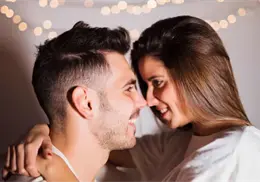 ¿Besa con los ojos abiertos? Lo que significa en realidad según la Psicología