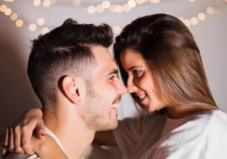 ¿Besa con los ojos abiertos? Lo que significa en realidad según la Psicología