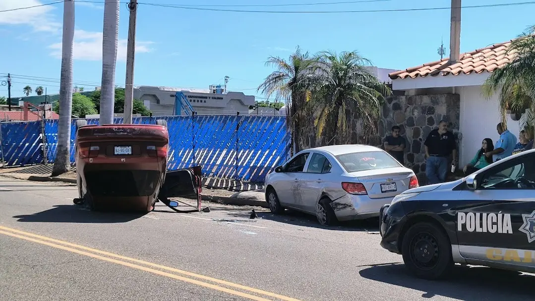Choque y volcadura en Ciudad Obregón deja una mujer lesionada