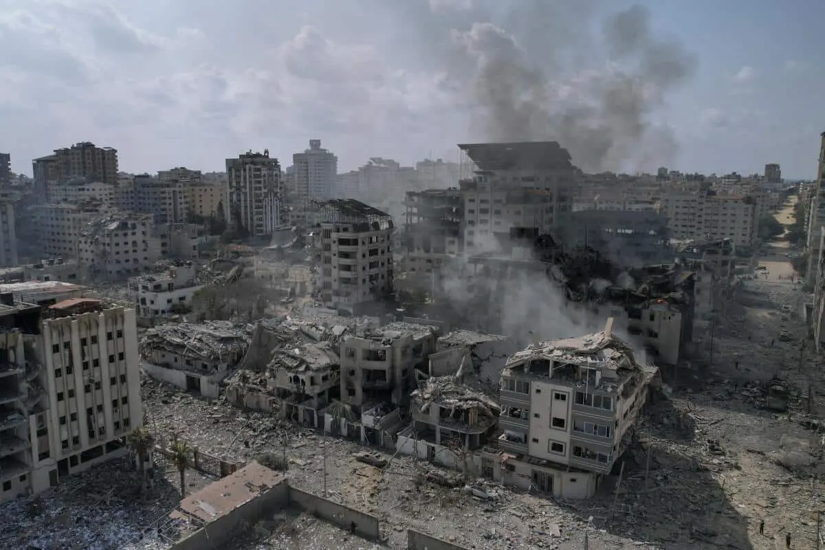 Palestinos entre escombros regresan a lo que queda de sus hogares en la ciudad de Gaza .