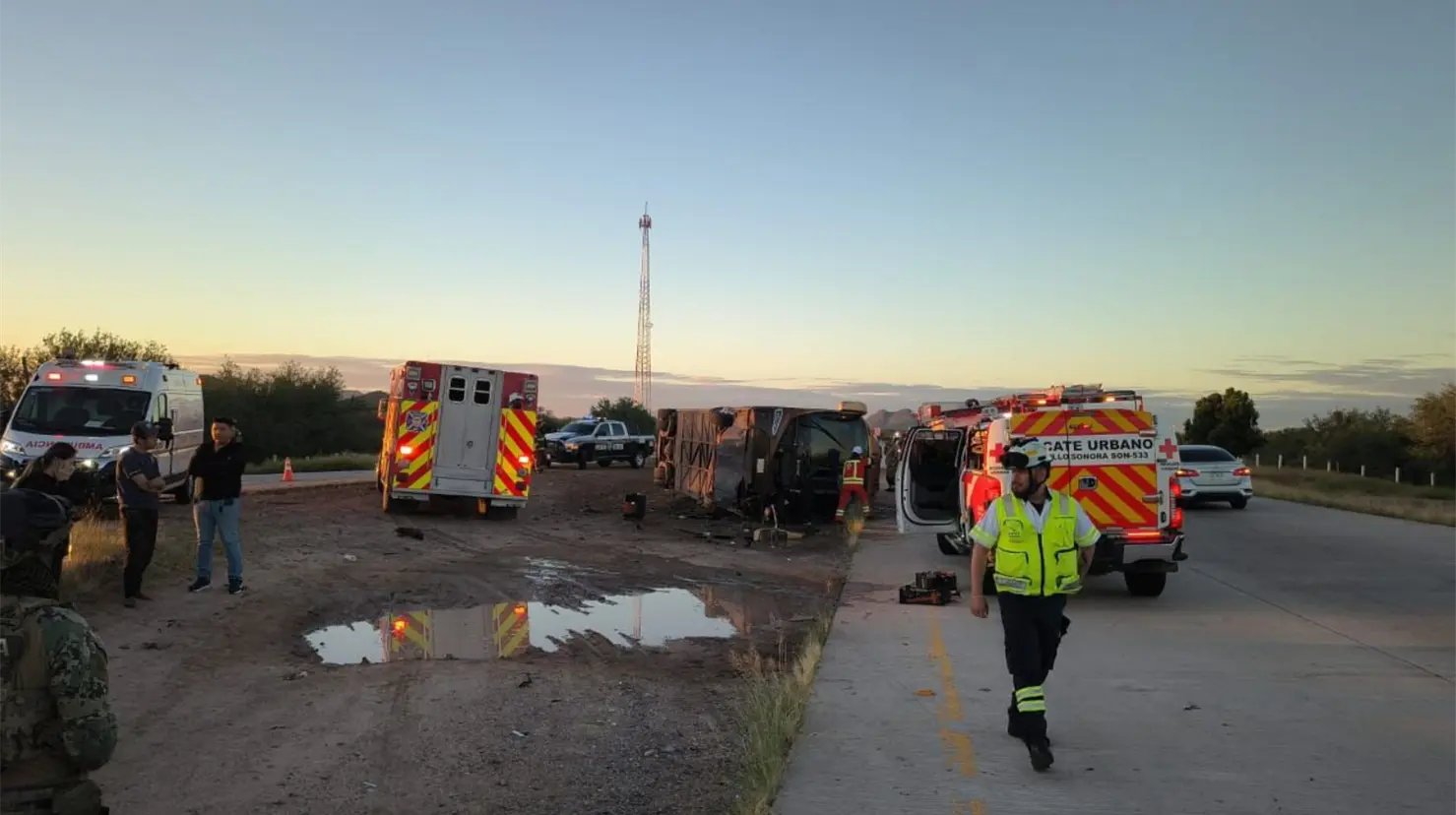 Vuelca camión con más de 30 pasajeros en carretera Guaymas-Hermosillo; mueren 6 personas