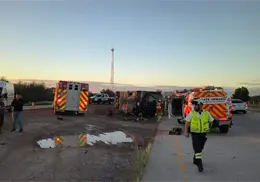 Vuelca camión con más de 30 pasajeros en carretera Guaymas-Hermosillo; mueren 6 personas