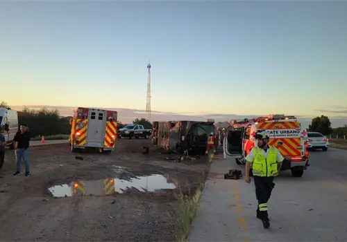 Vuelca camión con más de 30 pasajeros en carretera Guaymas-Hermosillo; mueren 6 personas