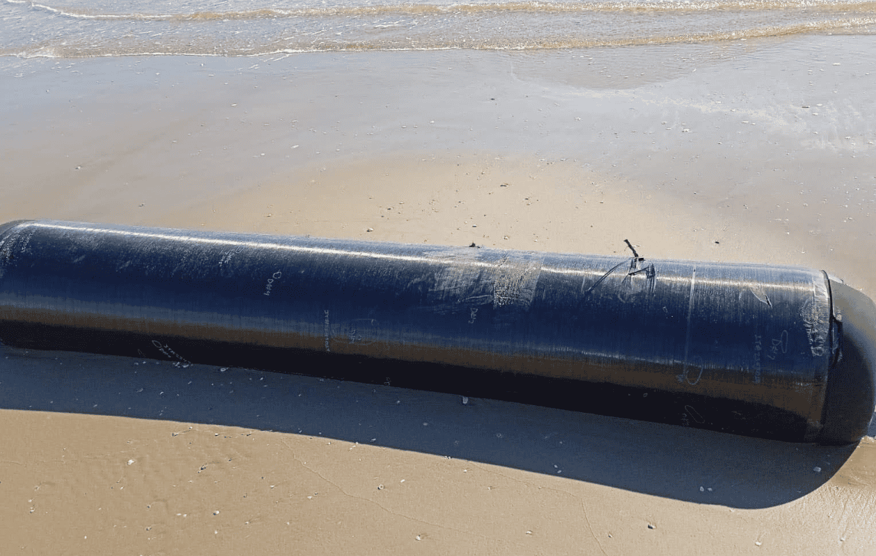 Encuentran posible basura espacial y delfines muertos en playa de Tamaulipas