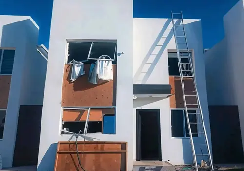Un herido y daños materiales por explosión de gas en Compostela