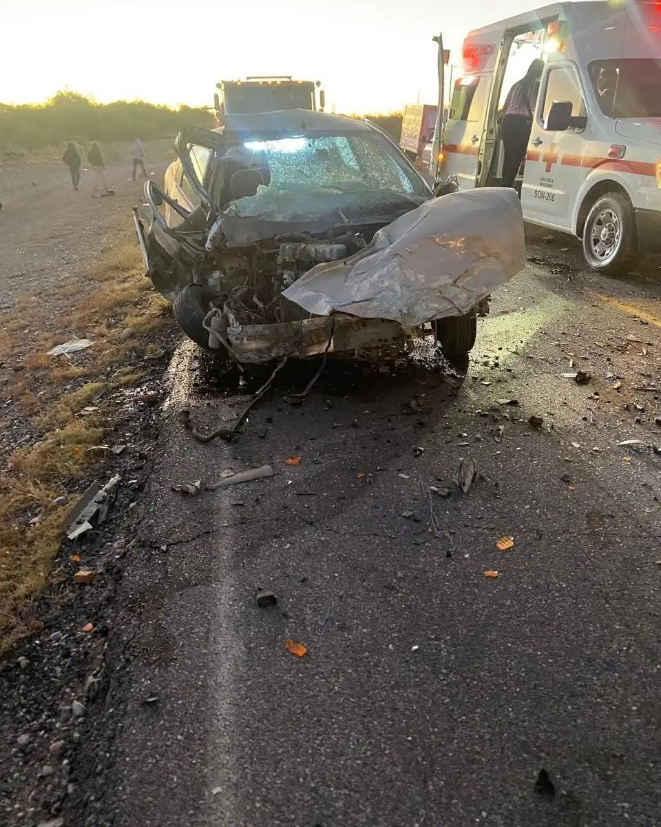 Aparatoso choque en carretera de Caborca