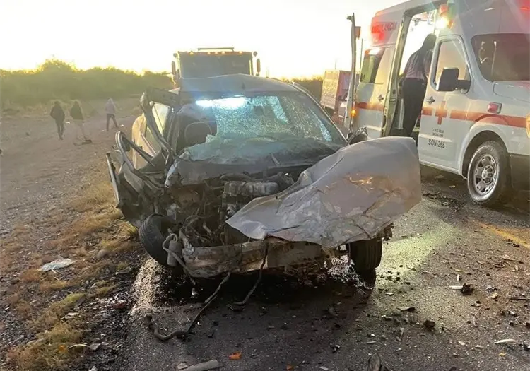 Aparatoso choque en carretera de Caborca