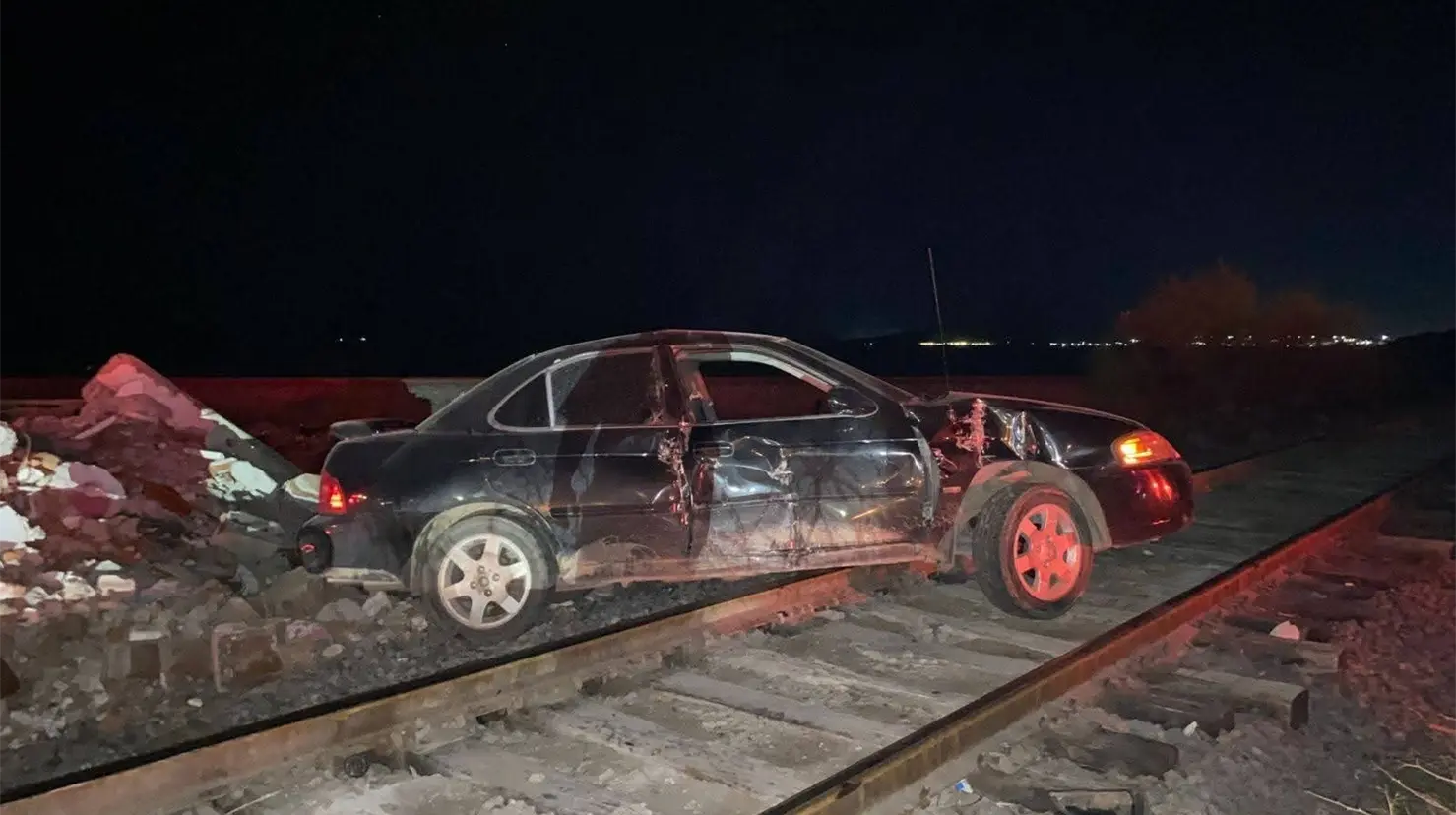 En Empalme, intenta ganarle el paso al tren y es arrastrado varios metros