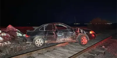 En Empalme, intenta ganarle el paso al tren y es arrastrado varios metros