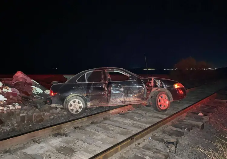 En Empalme, intenta ganarle el paso al tren y es arrastrado varios metros