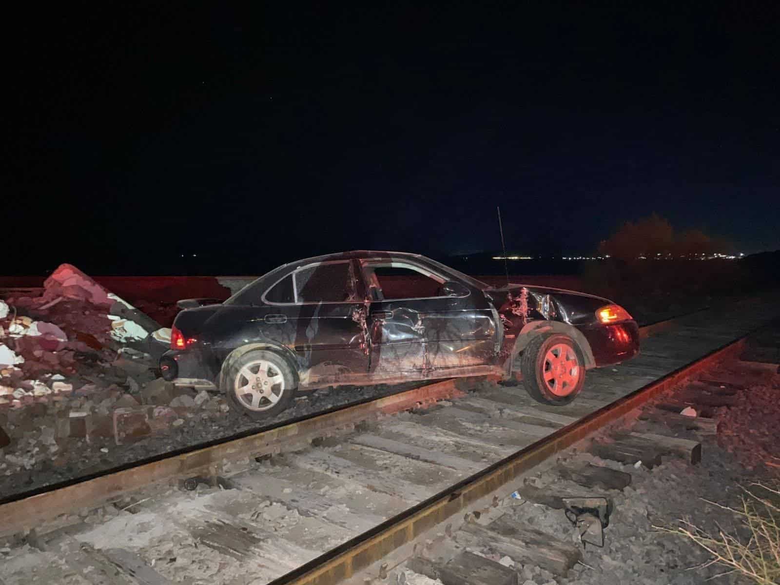 En Empalme, intenta ganarle el paso al tren y es arrastrado varios metros