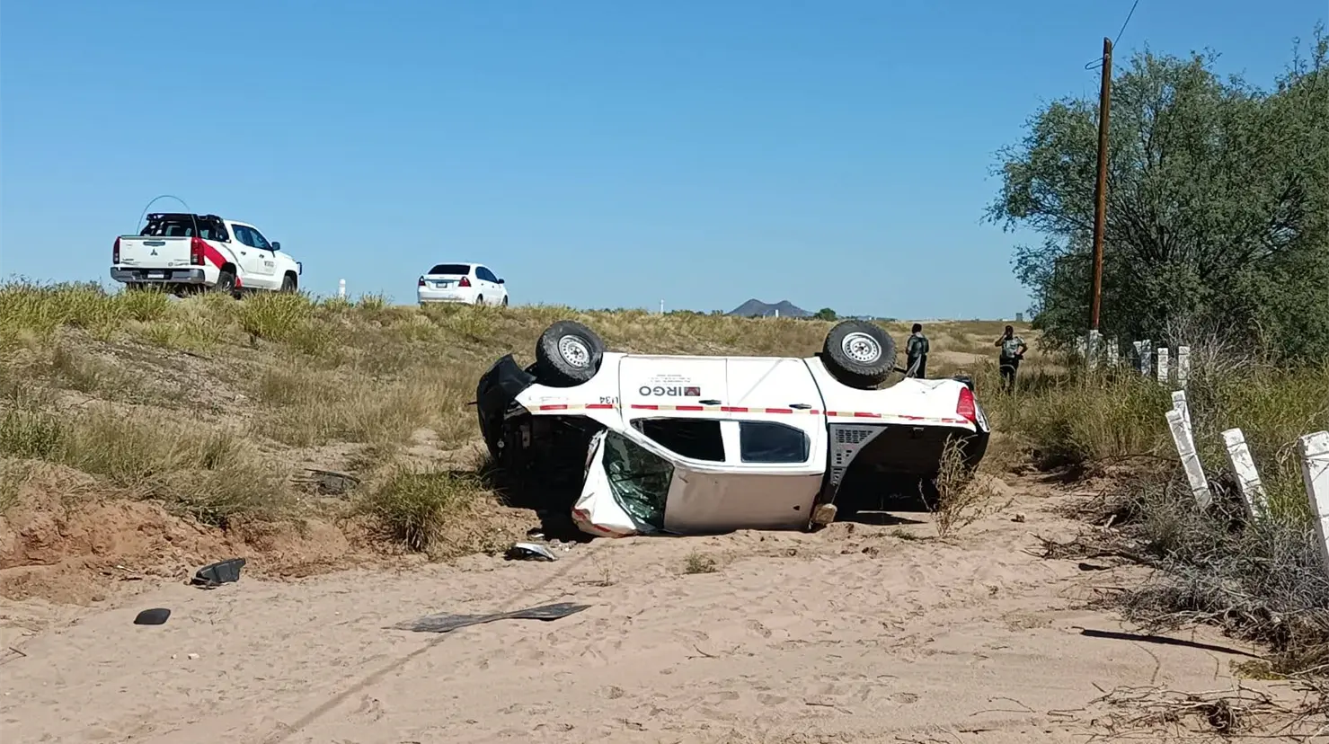 Vuelca pick up en la México 15, al norte de Guaymas