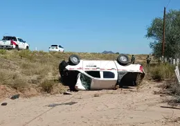 Vuelca pick up en la México 15, al norte de Guaymas