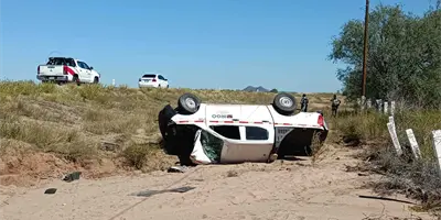 Vuelca pick up en la México 15, al norte de Guaymas