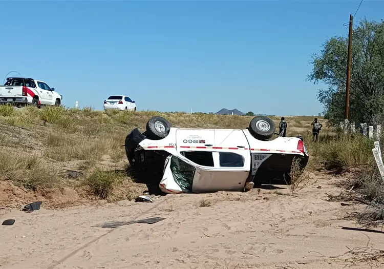 Vuelca pick up en la México 15, al norte de Guaymas