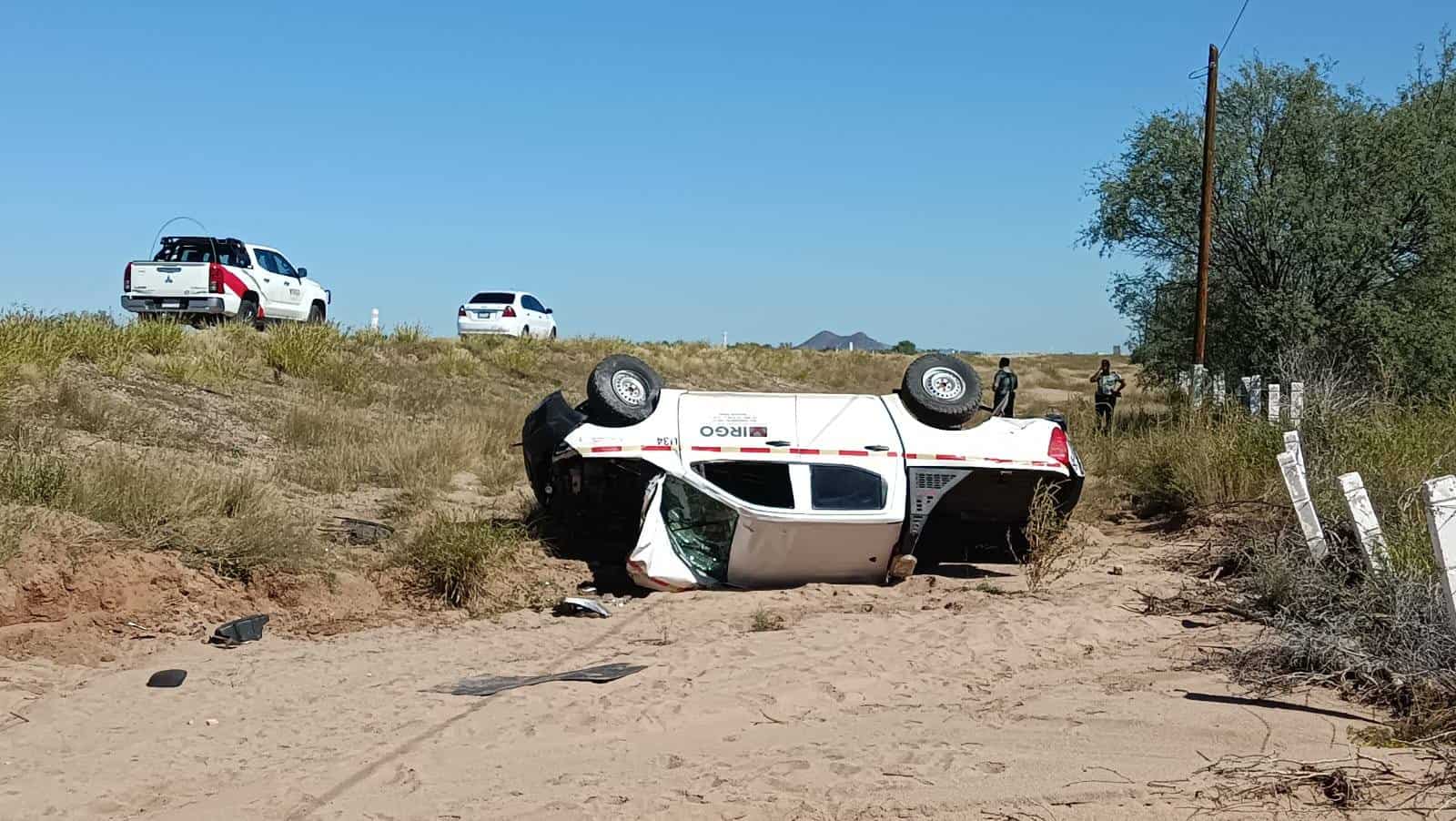 Vuelca pick up en la México 15, al norte de Guaymas