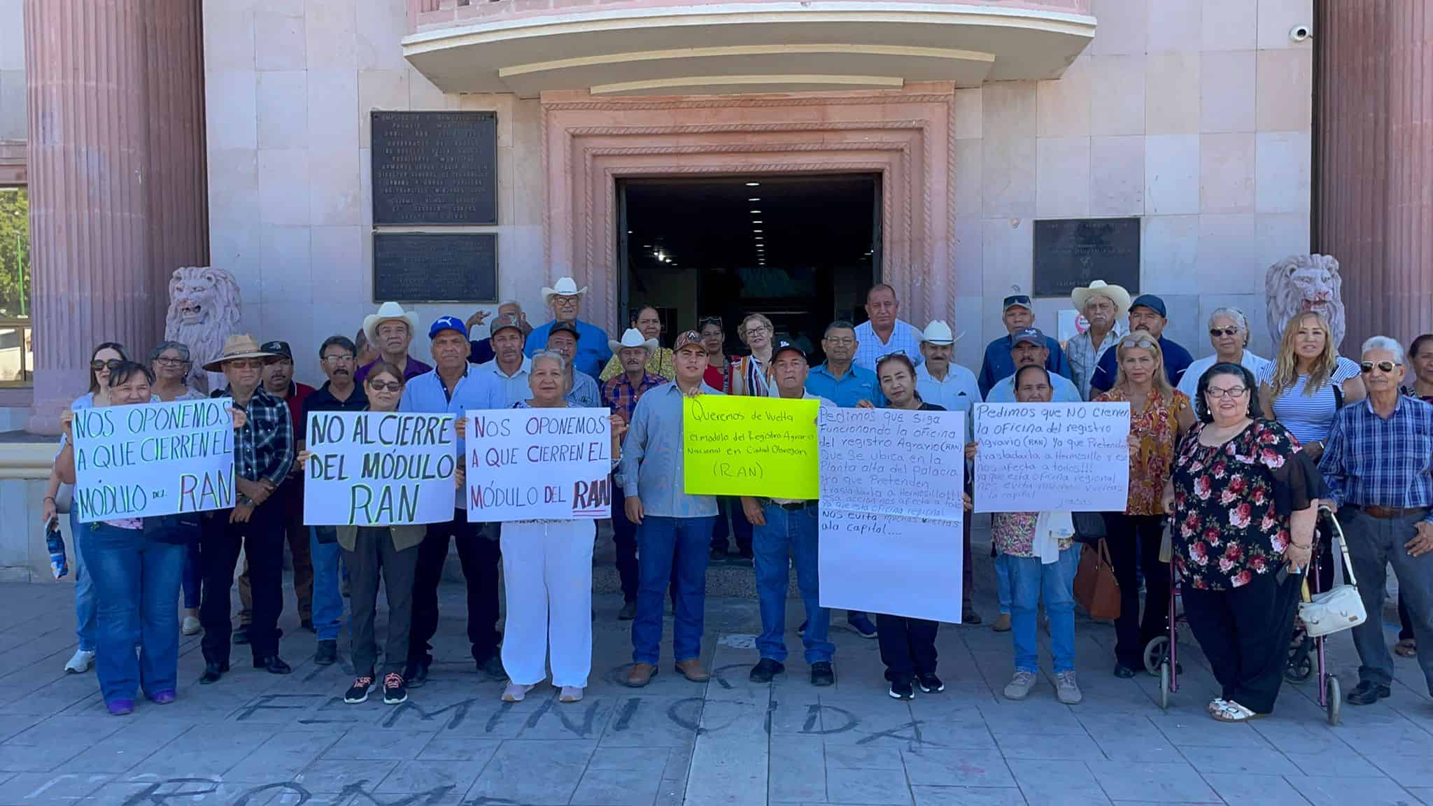 Ejidatarios se manifiestan y piden que regrese módulo de Registro Agrario en Cajeme