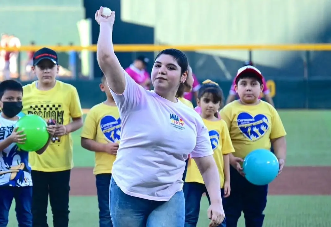 El lanzamiento de la primera bola este domingo estuvo a cargo de la joven Ximena Armenta.