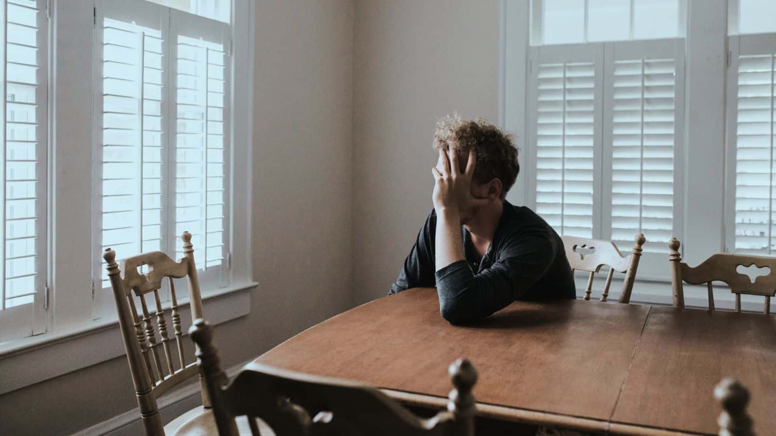Anhedonia: ¿Cómo es el síntoma que roba las ganas de vivir sin que te des cuenta?