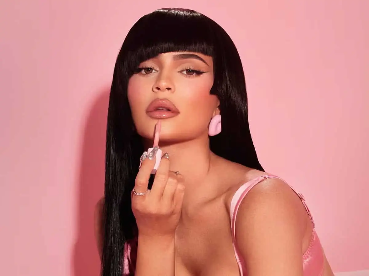 La empresaria Kylie Jenner celebró el décimo aniversario de su marca Kylie Cosmetics, con la cual marcó un hito en la industria del maquillaje de celebridades y en su propia carrera.