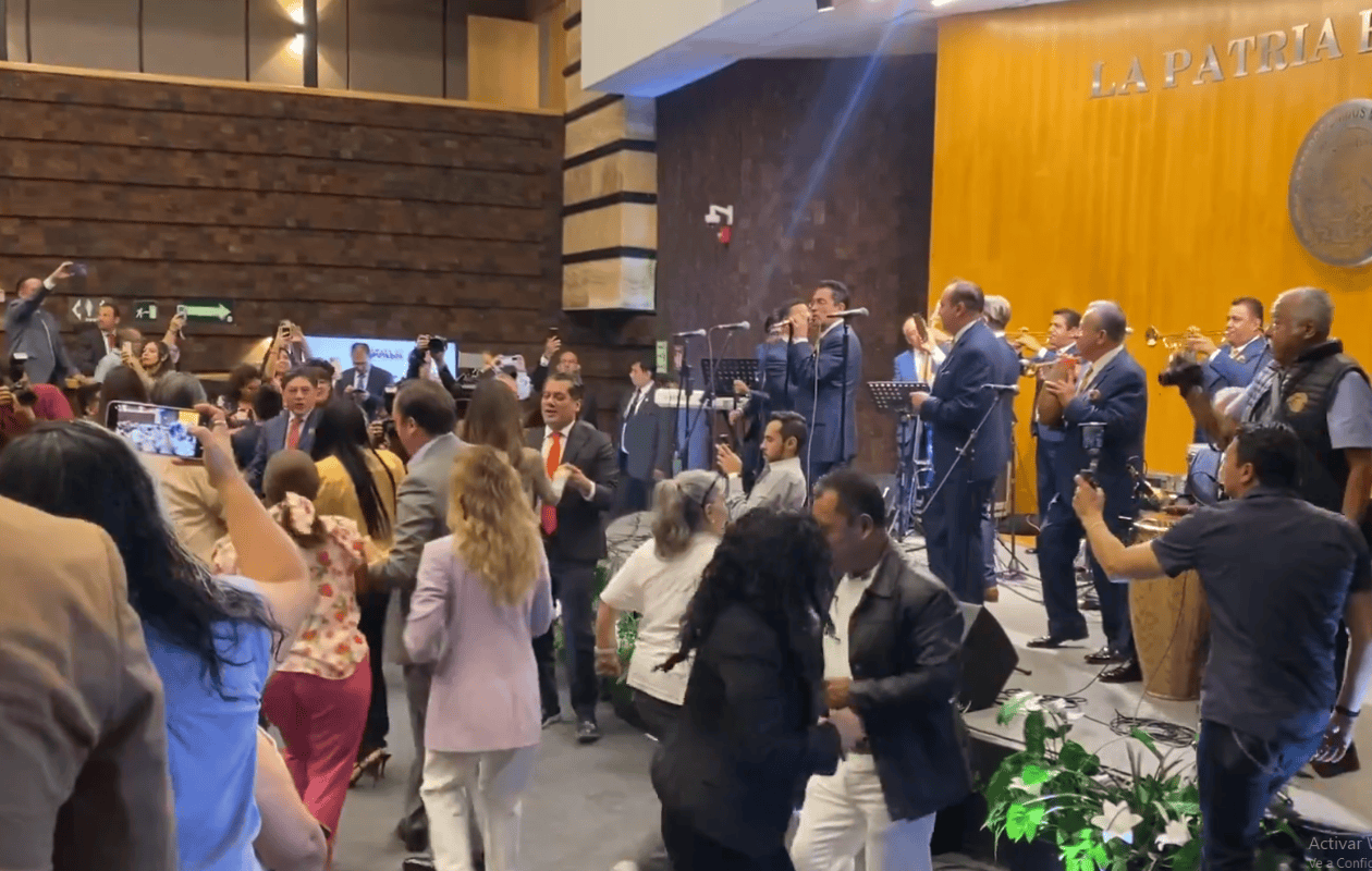 Diputados sacan los prohibidos con la Sonora Santanera en San Lázaro
