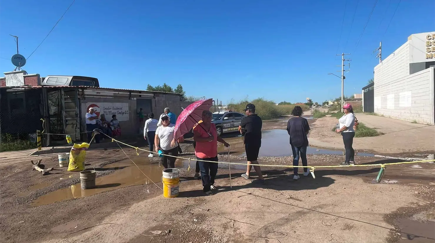 Habitantes de la colonia Real del Sol en Cajeme cierran calles por fugas de agua