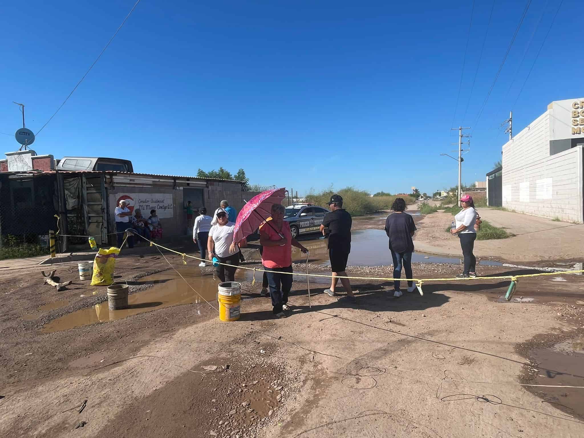 Habitantes de la colonia Real del Sol en Cajeme cierran calles por fugas de agua