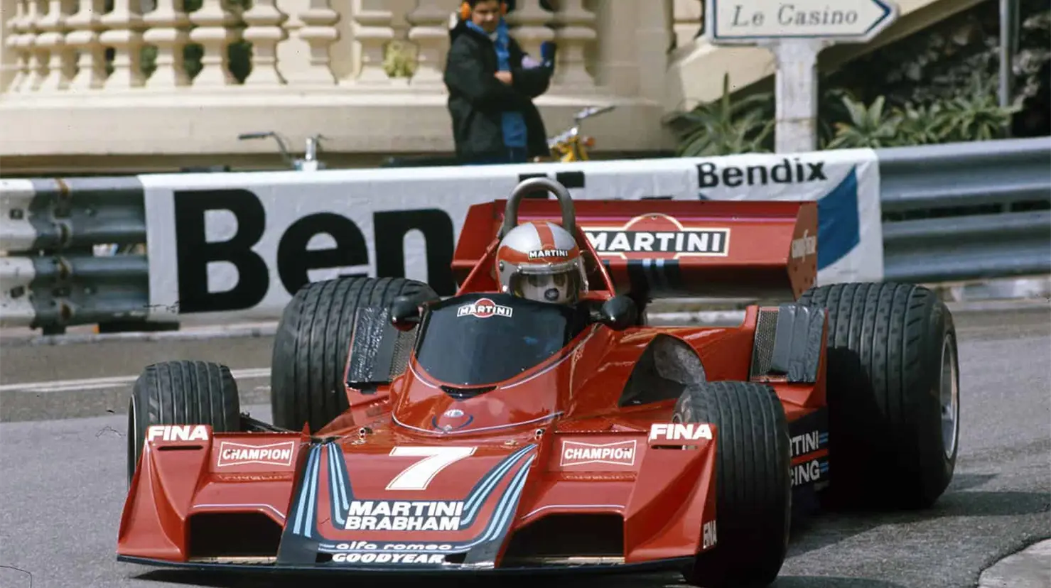 Jack Brabham no se rinde. Se baja, empuja y cruza la meta a puro esfuerzo. Tardó siete minutos, se desmayó al final... y ganó el campeonato.