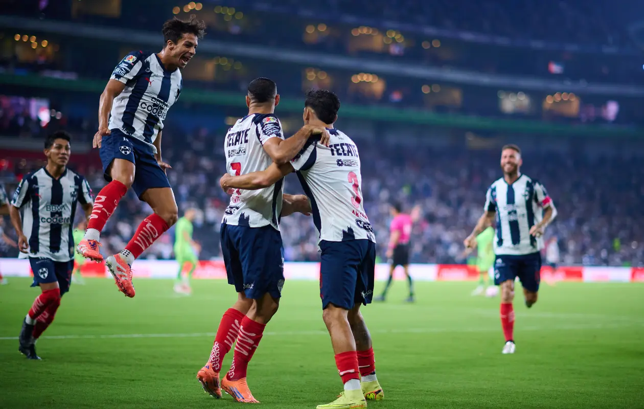 A pesar de intentos de Juárez, el equipo de Monterrey mantuvo dominio en su casa.