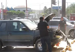Se incendia camioneta en estacionamiento de farmacia en Ciudad Obregón