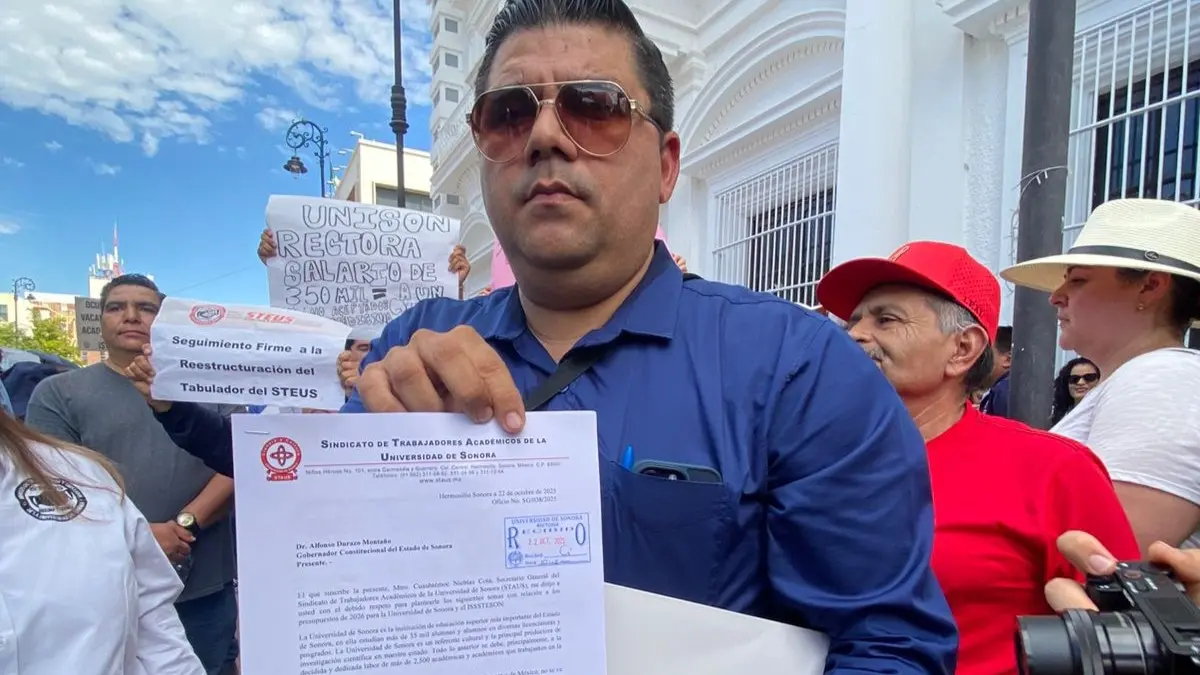 Con documentos en mano y acompañado de un contingente formado también por personal administrativo, agremiados del Sindicato de Trabajadores y Empleados de la Universidad de Sonora (Steus), así como estudiantes de diversas carreras, principalmente del departamento de medicina, el Staus se hizo presente en las calles del bulevar Rosales hasta los puntos mencionados.