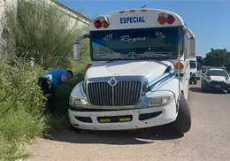 Cae camión a socavón en la calle 300 de Ciudad Obregón Cae camión a socavón en la calle 300 de Ciudad Obregón