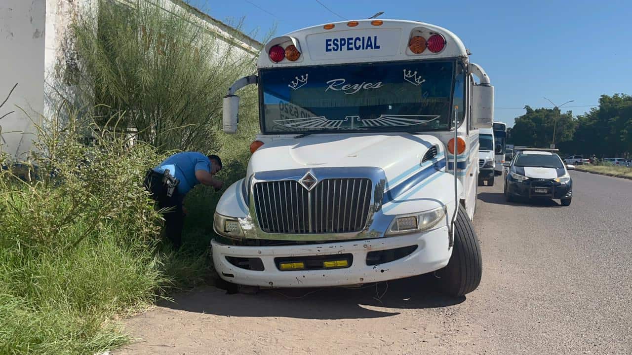 Cae camión a socavón en la calle 300 de Ciudad Obregón