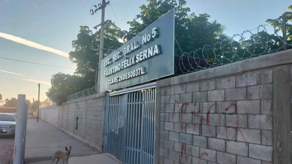 Impiden el acceso a alumnos de secundaria por falta de escudo