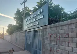Impiden el acceso a alumnos de secundaria por falta de escudo