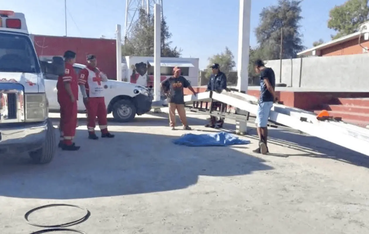 El cuerpo del menor quedó en el patio de la escuela. Su familia exige justicia.