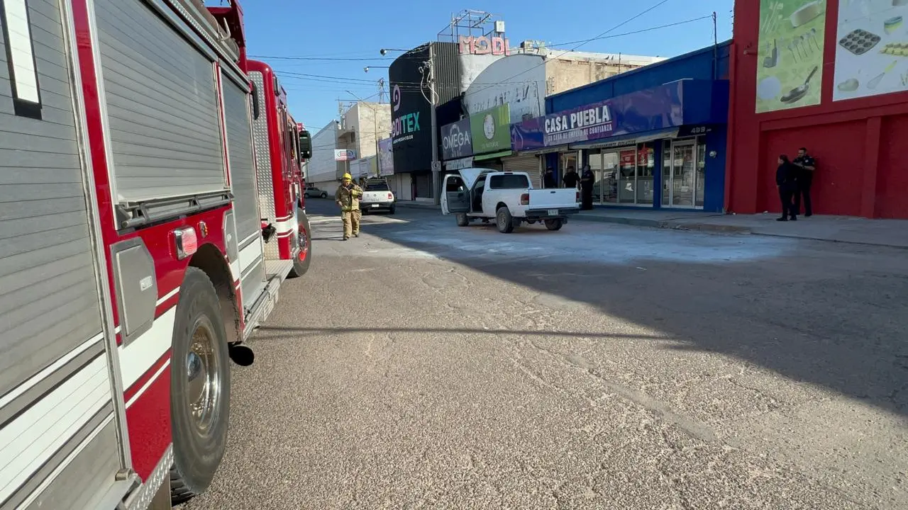 Se incendia camioneta en el Centro de Ciudad Obregón